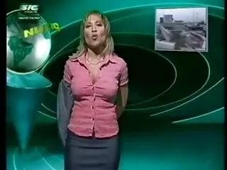 Բուռն խորթ մայրը շոյում է խորթ դստերը